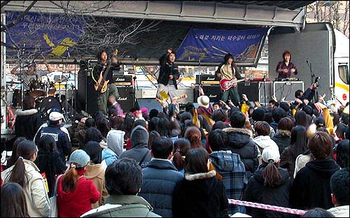 13일 광화문 동화빌딩 앞에서 펼쳐진 '덕수궁터 미대사관 신축반대' 공연에서 밴드 '피아'가 연주를 하고 있다. 